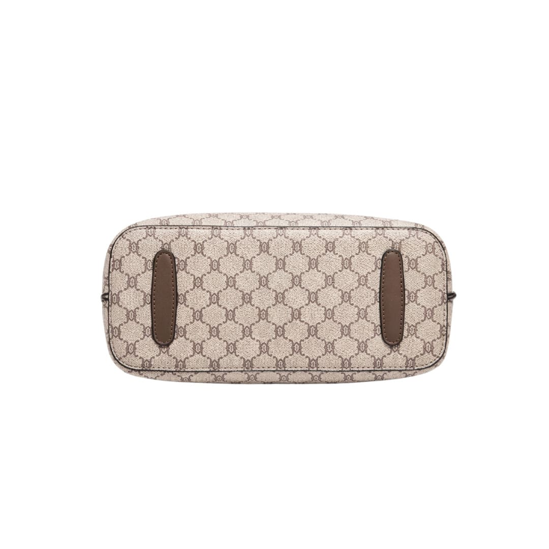 Base da Bolsa Feminina Transversal Orell Savana, mostrando o fundo estruturado com tachas de proteção para evitar desgastes.