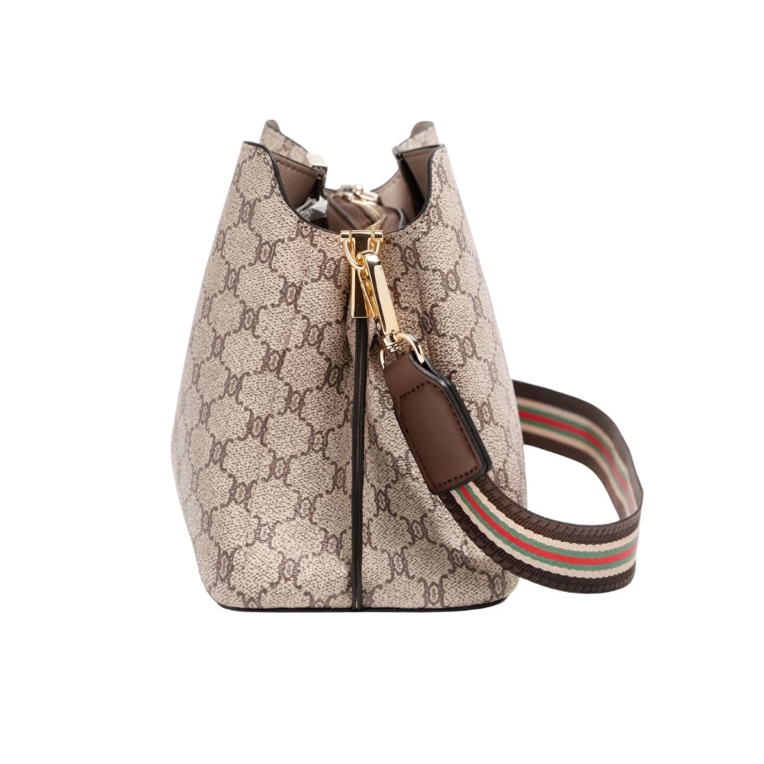 Perfil lateral da Bolsa Feminina Transversal Orell Savana, destacando o zíper, as ferragens douradas e a espessura da bolsa.
