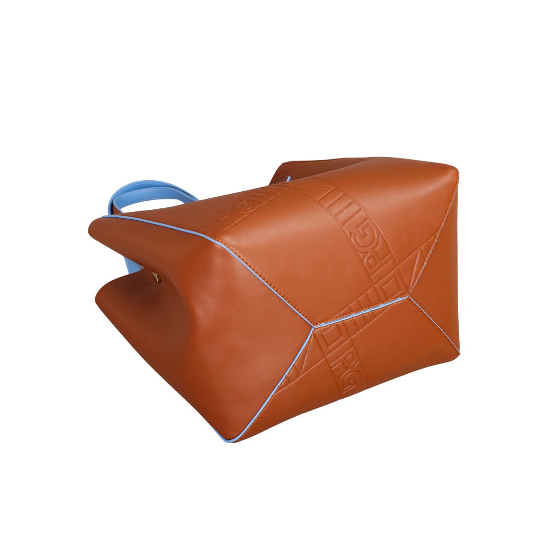 Base e parte inferior da bolsa de ombro feminina Orell Falésia, mostrando a estabilidade estrutural e o material polímero PU hidrorepelente.