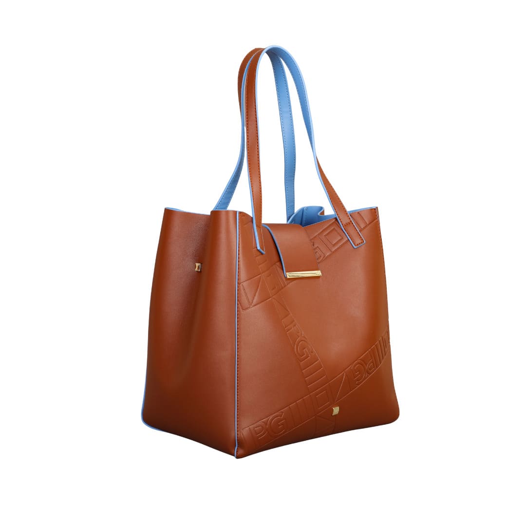 Bolsa de ombro feminina Orell Falésia, vista lateral em perspectiva, exibindo a estrutura rígida e o acabamento em baixo relevo, perfeita para uso profissional.